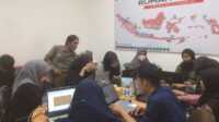 Penanggung jawab Rumah BUMN Karimun memberikan pembekalan ilmu desain grafis kepada pelaku UMKM muda di Rumah BUMN Karimun, Coastal Area, Tanjung Balai Karimun, Kabupaten Karimun, Kepulauan Riau, Sabtu (8/6/2024). (jurnalterkini.id/yogi)