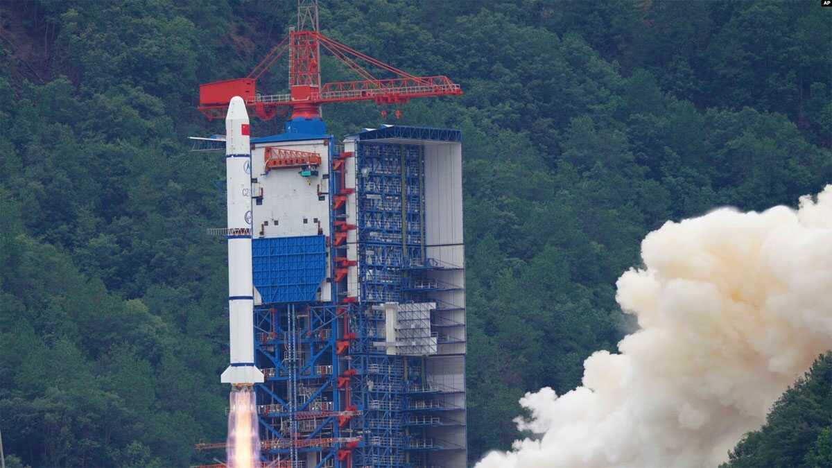 Roket Long March-2C yang membawa satelit astronomi SVOM meluncur dari landasan Pusat Peluncuran Satelit Xichang di provinsi Sichuan, Tiongkok, pada 22 Juni 2024. (Foto: Chen Haojie/Xinhua via AP)