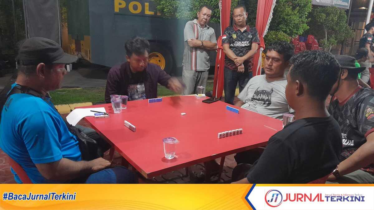 semifinal turnamen domino hari Bhayangkara di Karimun Tim Adek-Al (tengah berhadapan) melawan tim Riski-Silalahi di semifinal turnamen domino Hari Bhayangka yang digelar di Mapolres Karimun mulau Sabtu (8/6/2024) sore sampai Minggu (9/6/2024) jelang subuh di lapangan Bhayangkara Mapolres Karimun. (jurnalterkini.id/jansen)