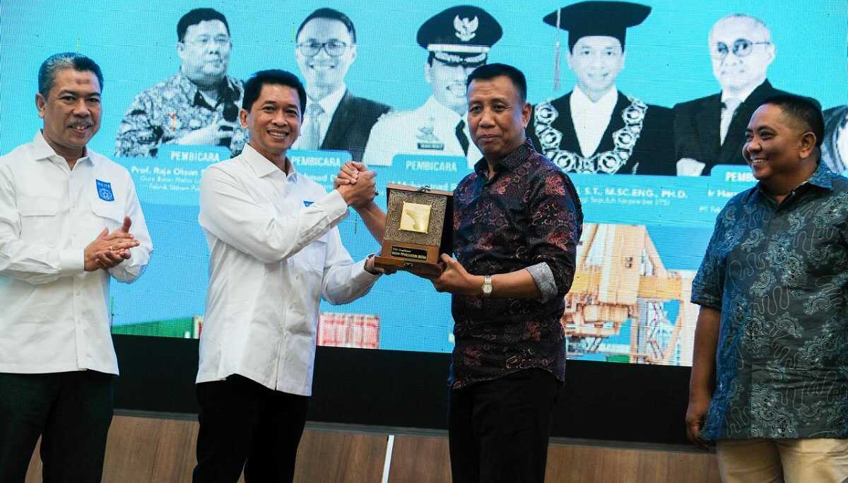 seminar alumni its kepri di batam Anggota Bidang Pengusahaan Badan Pengusahaan (BP) Batam, Wan Darussalam menerima plakat dari Ketua Alumni ITS Kepri, Awang Sasongko (kiri) dalam Seminar Nasional "Mewujudkan Indonesia sebagai Poros Maritim Dunia" di Balairungsari BP Batam, Sabtu (29/6/2024). (foto: humas bp batam)