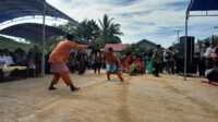 silat persembahan Dua warga menampilkan atraksi seni pencak silat dalam acara silaturahmi dengan H Muhammad Rudi di Sawang Laut, Kecamatan Kundur Barat, Kabupaten Karimun, Kepulauan Riau, Kamis (30/5/2024). Seni Pencak Silat merupakan salah satu bentuk penyambutan atau penghormatan kepada tamu dalam adat istiadat Melayu. (jurnalterkini.id/yogi)