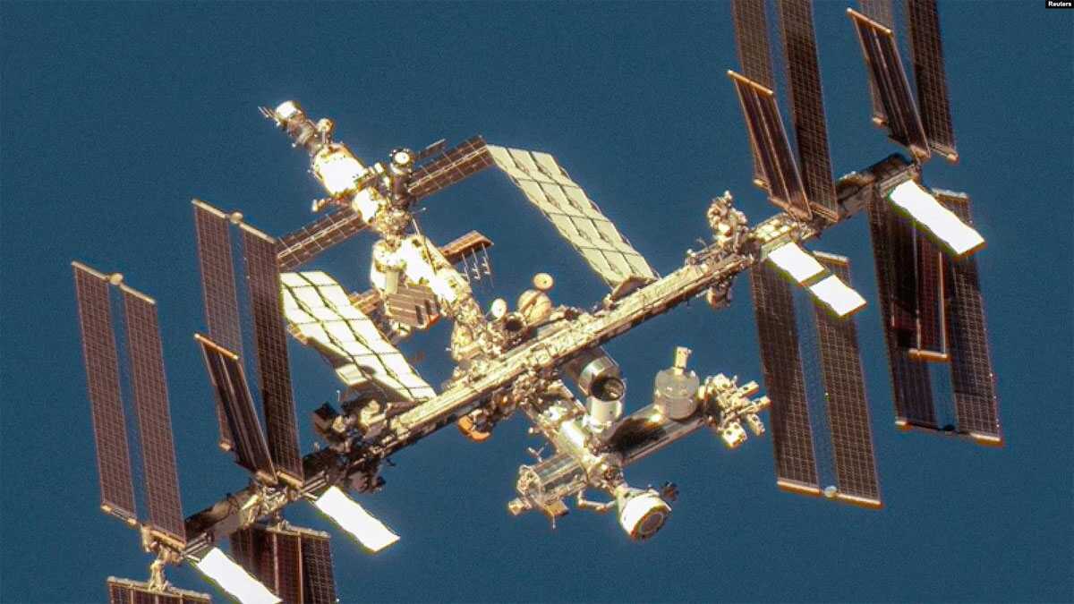 stasiun luar angkasa internasional FILE - Gambar satelit menunjukkan gambaran Stasiun Luar Angkasa Internasional dengan pesawat ruang angkasa Boeing Starliner, 7 Juni 2024. (Maxar Technologies/Handout via REUTERS)