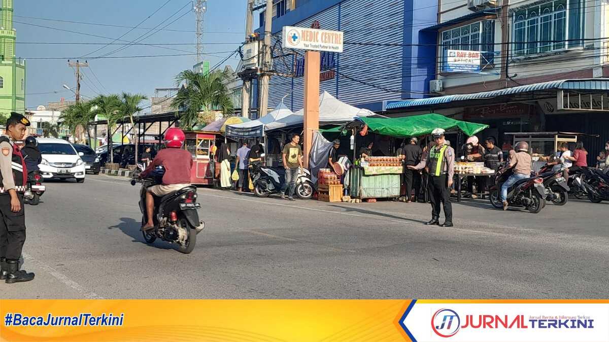 strong point lalu lintas polres karimun Personel Polres Karimun mengatur lalu lintas di simpang masuk Pasar Puan Maimun, Selasa (12/6/2024). (jurnalterkini.id/jansen)