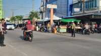 strong point lalu lintas polres karimun Personel Polres Karimun mengatur lalu lintas di simpang masuk Pasar Puan Maimun, Selasa (12/6/2024). (jurnalterkini.id/jansen)