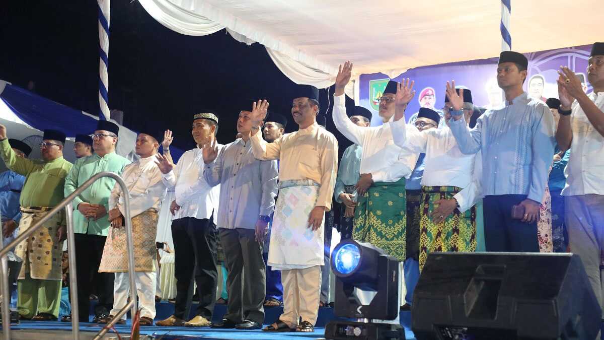 Wali Kota Batam Muhammad Rudi (5 kanan) bersama sejumlah pejabat melepas pawai takbir Idul Adha 1445 H di Dataran Engku Hamidah, Batam Centre pada Minggu (16/6/2024) malam. (foto: humas bp batam)