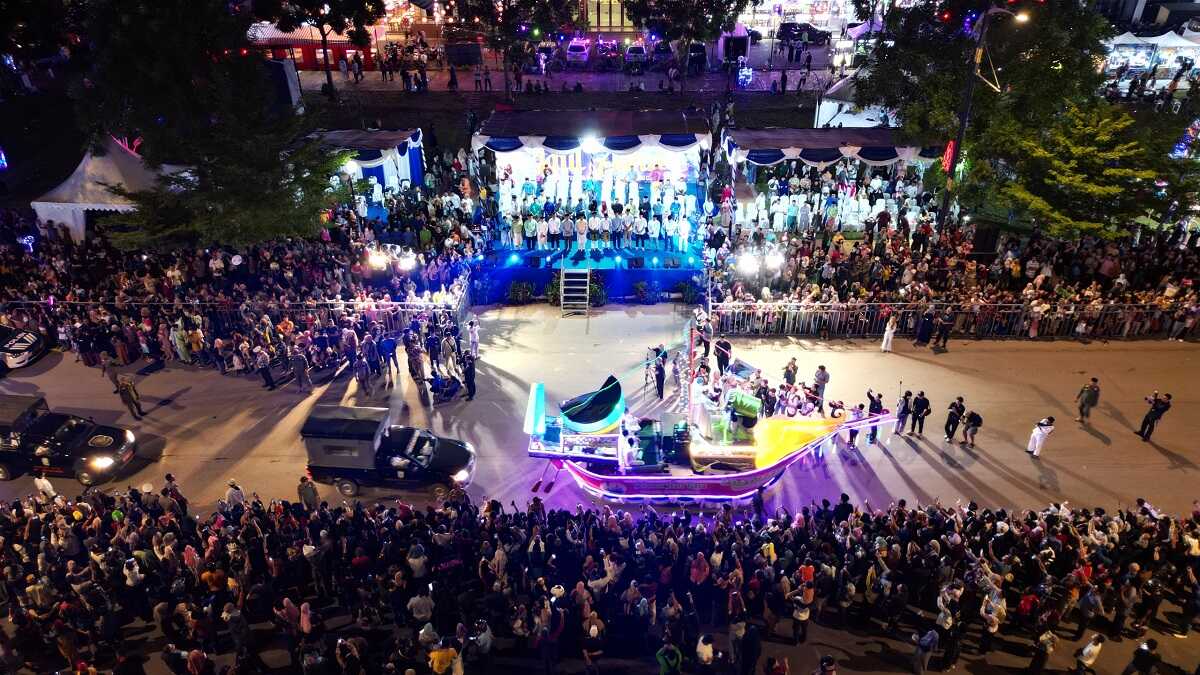 takbir idul adha di batam Ribuan warga Kota Batam Provinsi Kepulauan Riau (Kepri) tumpah ruah menyaksikan pawai takbir Idul Adha 1445 H di Dataran Engku Hamidah, Batam Centre pada Minggu (16/6/2024) malam. (foto: humas bp batam)