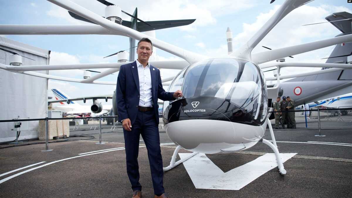 Taksi terbang "Volocopter 2X" dipamerkan di Paris Air Show (foto: AP).