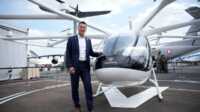 taksi terbang volocopter 2x Taksi terbang "Volocopter 2X" dipamerkan di Paris Air Show (foto: AP).