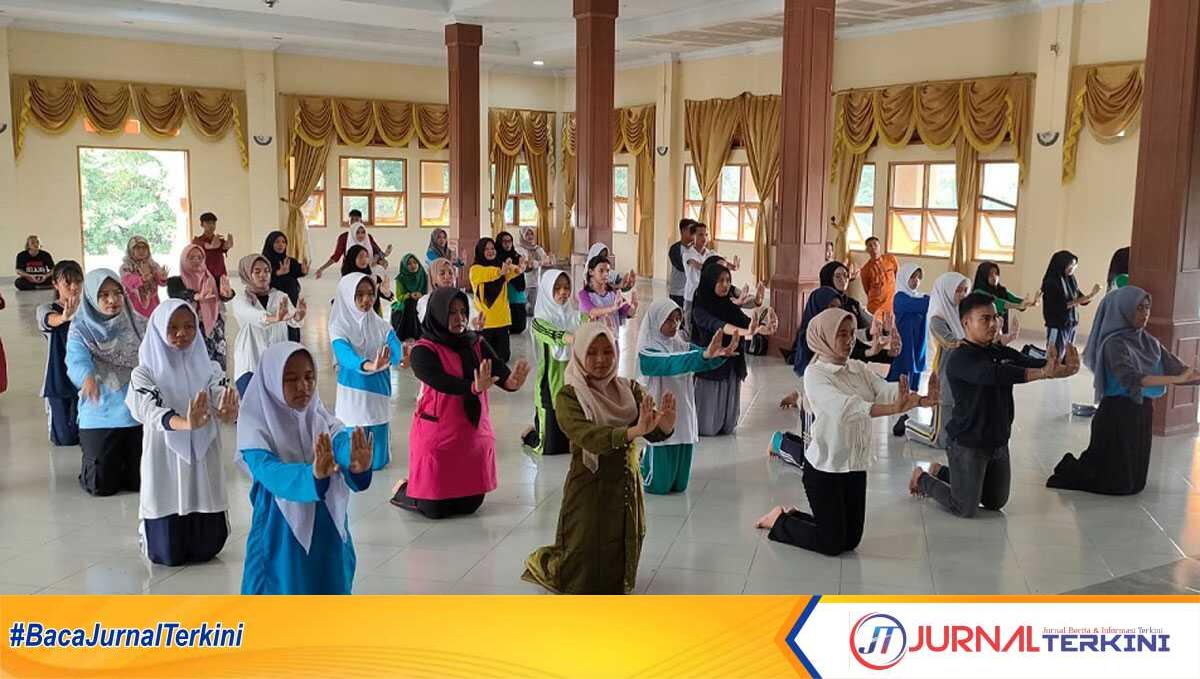 tari persembahan di karimun-1 30 siswa SMP mengikuti workshop tari persembahan yang digelar Dinas Pendidikan dan Kebudayaan Karimun bersama Lembaga Adat Melayu (LAM) Karimun di Gedung LAM Karimun, Jumat (31/5/2024). (jurnalterkini.id/yogi)