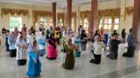 30 siswa SMP mengikuti workshop tari persembahan yang digelar Dinas Pendidikan dan Kebudayaan Karimun bersama Lembaga Adat Melayu (LAM) Karimun di Gedung LAM Karimun, Jumat (31/5/2024). (jurnalterkini.id/yogi)