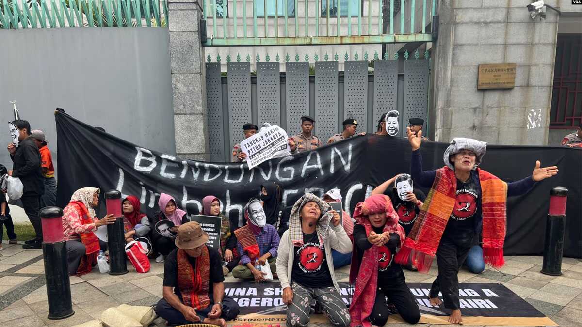 tari tor-tor depan kedubes tiongkok Beberapa warga Dairi melakukan aksi budaya menari Tor Tor di depan Kedubes Tiongkok, di Jakarta, Selasa (11/6/2024), menuntut pemerintah negara itu membatalkan pendanaan untuk PT DPM, yang akan melakukan kegiatan pertambangan di Kabupaten Dairi, Sumatera Utara (VOA/Ghita Intan).