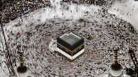 tawaf mengelilingi kabah Para jemaah mengitari Ka'bah untuk Tawaf menjelang pelaksanaan ibadah haji, di Makkah, Arab Saudi, Selasa, 11 Juni 2024. (Foto: Mohammed Torokman/Reuters)