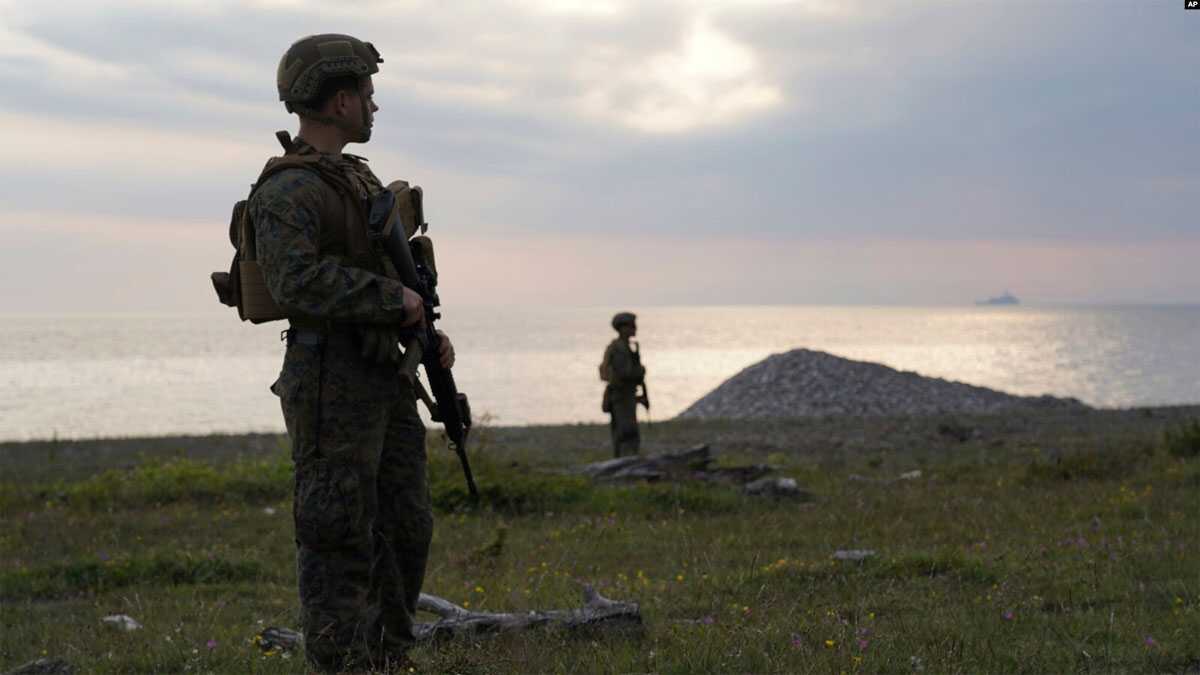 Dua tentara AS di Pulau Gotland, Swedia saat latihan militer bersama di Laut Baltik (foto: AP). Sebuah pesawat pembom SU-24 Rusia diduga melanggar wilayah udara Swedia di dekat pulau Gotland.