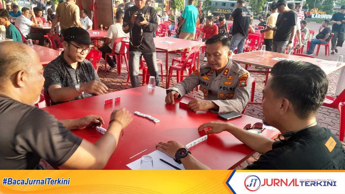 turnamen domino hari Bhayangkara Polres Karimun 1 Kapolres Karimun AKBP Fadli bermain domino usai membukan turnamen domino Hari Bhayangkara di Lapangan Bhayangkar, Polres Karimun, Sabtu (8/6/2024) sore. (jurnalterkini.id/yogi)