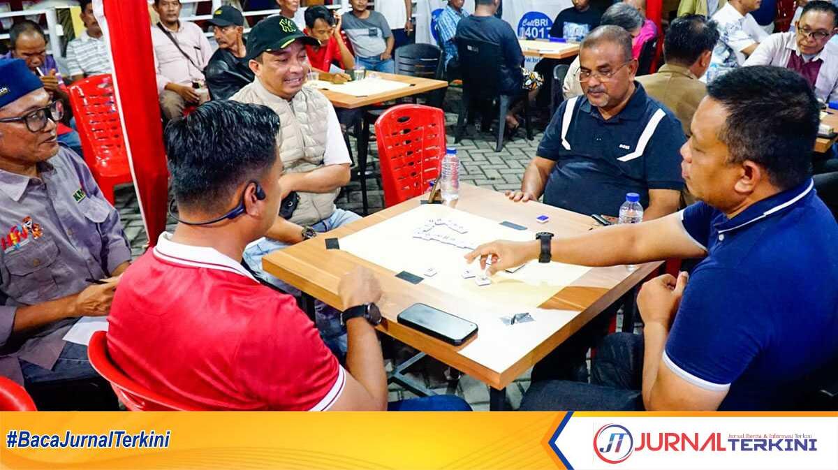 turnamen domino kmg cup II Bupati Karimun Aunur Rafiq (2 kanan) berpasangan dengan Kapolres AKBP Fadli melawan Kasi Intel Kejari Karimun Rezi Dharmawan berpasangan dengan Kepala Bandara RHA Fanani Zuhri dalam pertandingan eksebisi usai pembukaan Turnamen Domino Cup pada Selasa, (11/6/2024) malam. (jurnalterkini.id/yogi)