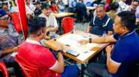 Bupati Karimun Aunur Rafiq (2 kanan) berpasangan dengan Kapolres AKBP Fadli melawan Kasi Intel Kejari Karimun Rezi Dharmawan berpasangan dengan Kepala Bandara RHA Fanani Zuhri dalam pertandingan eksebisi usai pembukaan Turnamen Domino Cup pada Selasa, (11/6/2024) malam. (jurnalterkini.id/yogi)