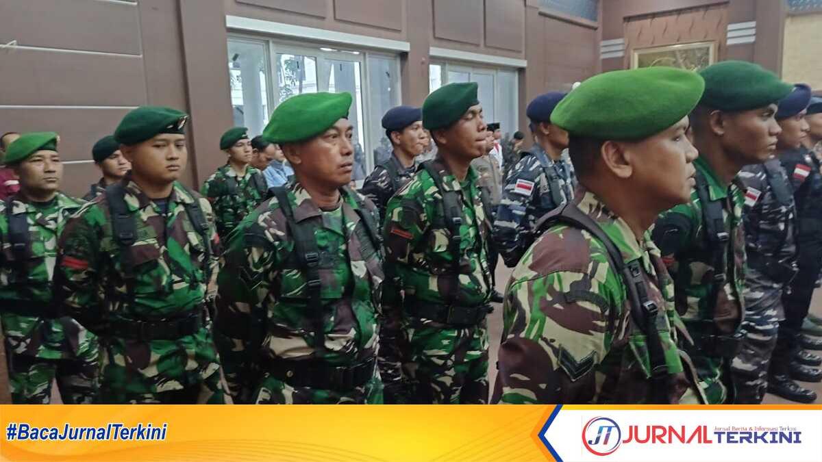 Prajurit TNI dari Kodim 0317/TBK mengikuti upacara Hari Lahir Pancasila di Gedung Nilam Sari, Sabtu (1/6/2024) karena hujan. (jurnalterkini.id/edy kencana)