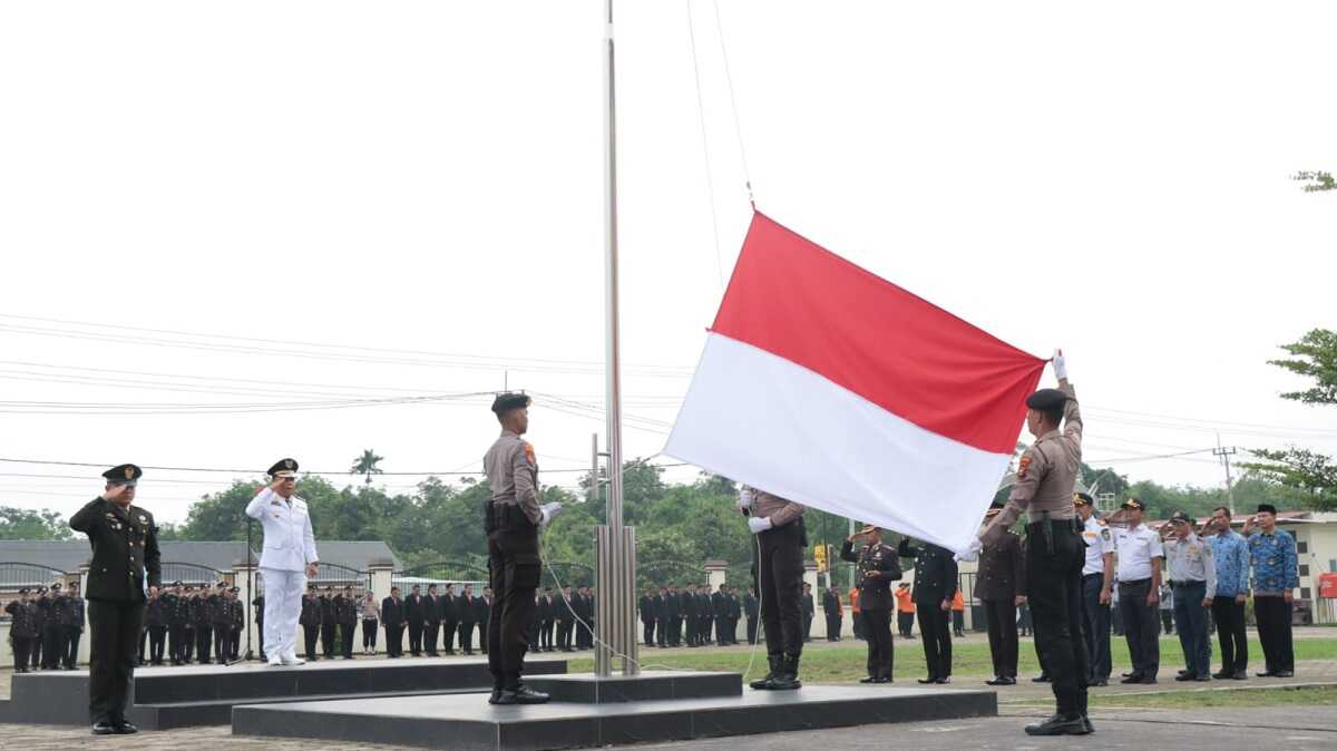 upacara hari lahir pancasila di polres meranti Plt Bupati Kepulauan Meranti AKBP (Purn) H Asmar memimpin upacara Hari Lahir Pancasila di Mapolres Kepulauan Meranti, Sabtu (1/6/2024). (foto: humas polres meranti)