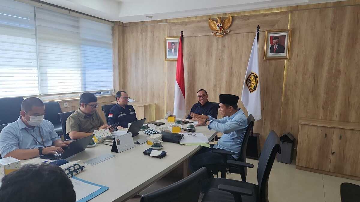 Kabid Enegeri Sumber Daya Mineral (ESDM) Dinas Perdagangan, Koperasi, UKM dan ESDM Karimun, Vandarones Purba (kanan) dalam pertemuan dengan Dirjen Ketenagalistrikan Kementerian ESDM membahas listrik SPBE, Jumat (21/6/2024) di Kantor Ditjen Gatrik. (foto: dokumentasi pribadi)