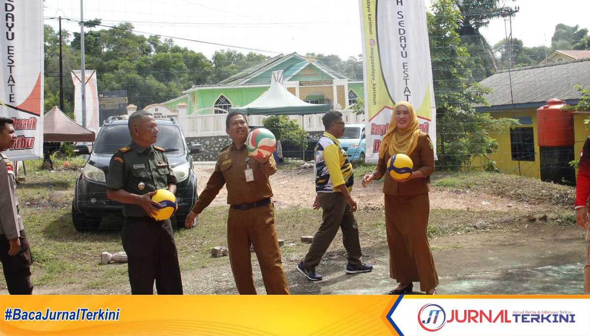 Camat Tebing Khaidir Saleh (tengah) didampingi Lurah Tebing Mardiana dan Danramil Tebing memukul bola tanda dimulainya turnamen bola voli dalam rangka HUT Kelurahan Tebing ke-43 di Kampung Baru, Senin (10/6/2024). (jurnalterkini.id/edy kencana)