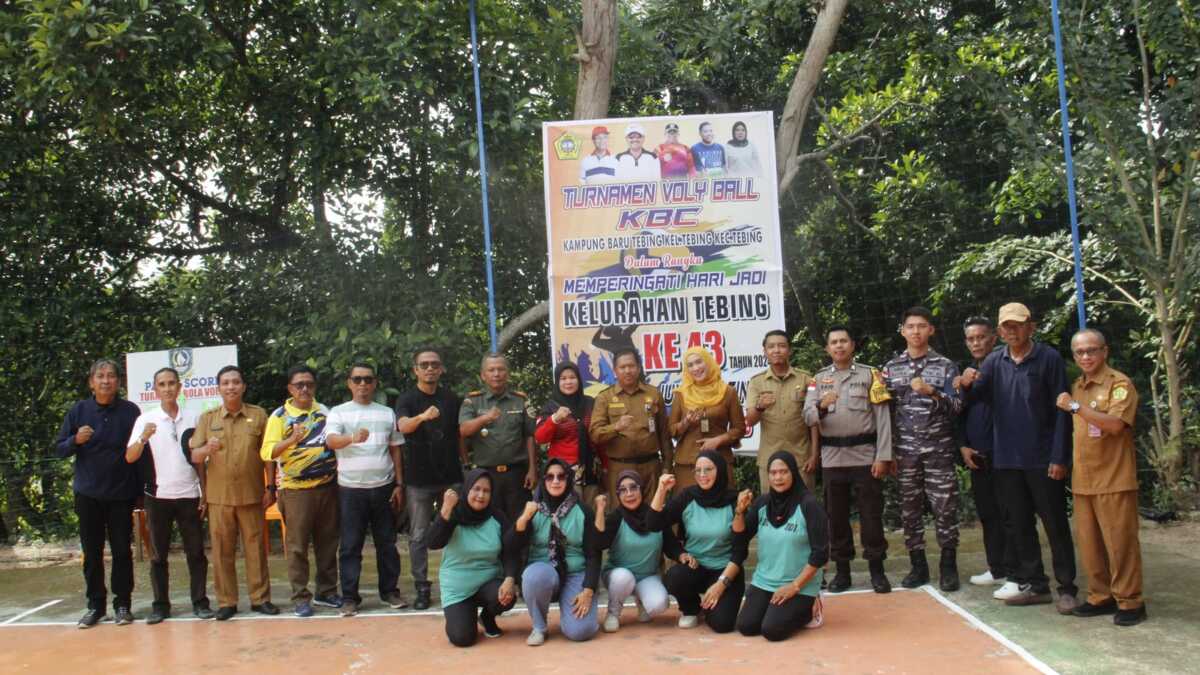 Foto bersama dalam acara pembukaan turnamen bola voli dalam rangka HUT Kelurahan Tebing ke-43, di Kampung Baru, Kelurahan Tebing, Kecamatan Tebing, Kabupaten Karimun, Senin (10/6/2024). (jurnalterkini.id/edy kencana)