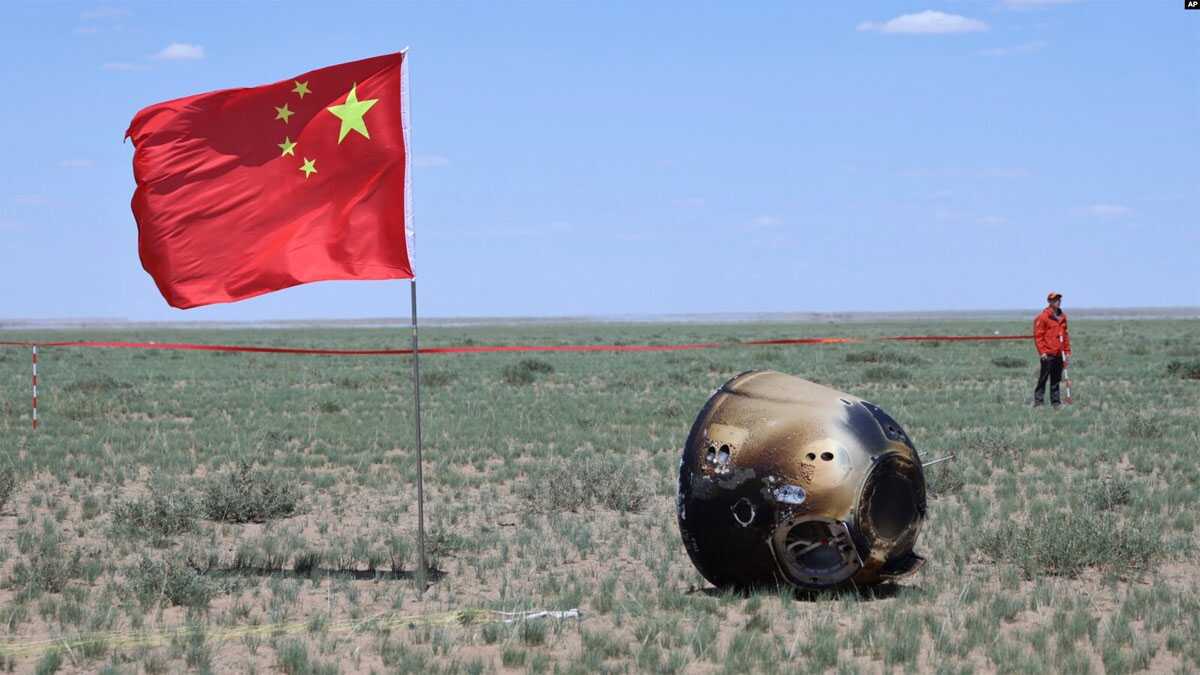 Wahana Chang'e 6 di Siziwang Banner, Daerah Otonomi Mongolia, Tiongkok utara, Selasa, 25 Juni 2024. Wahana Chang'e 6 Tiongkok telah kembali ke Bumi bersama sampel batuan dan tanah dari sisi jauh bulan yang jarang dijelajahi. (Bei He/Xinhua via AP)
