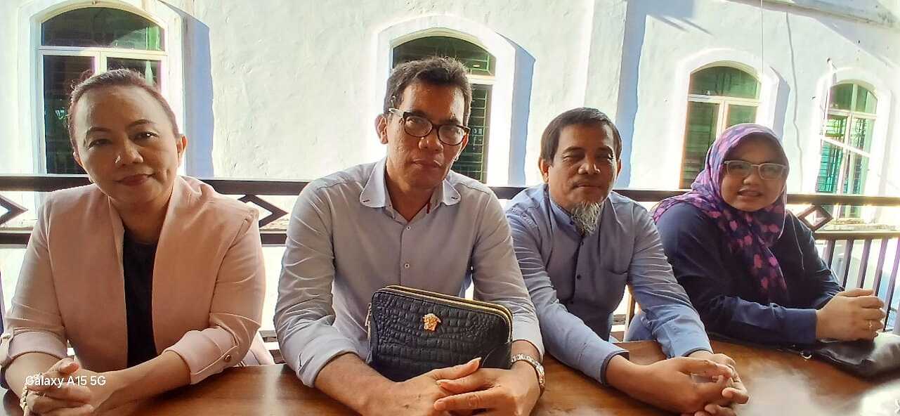 ylbh rogat ph keluarga halimah Parningotan Malau (2 dari kiri) bersama tiga rekannya usai memberikan keterangan pers terkait perkembangan perkara kematian Halimah alias Kalin di Karimun, Kamis (13/6/2024). (foto: Dokumentasi pribadi)