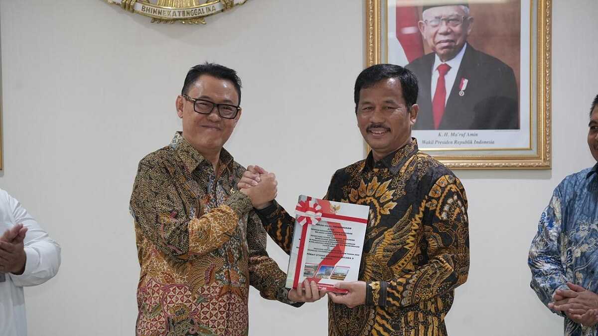 BP Batam raih opini WTP8 kali berturut-turut-1 Kepala BP Batam Muhammad Rudi (kanan) menerima penghargaan dari BPK atas opini Wajar Tanpa Pengecualian terhadap Laporan Keuangan 2023 di Ruang Rapat Konsultasi, Gedung Tower BPK RI, Senin (22/7/2024). (foto: humas bp batam)