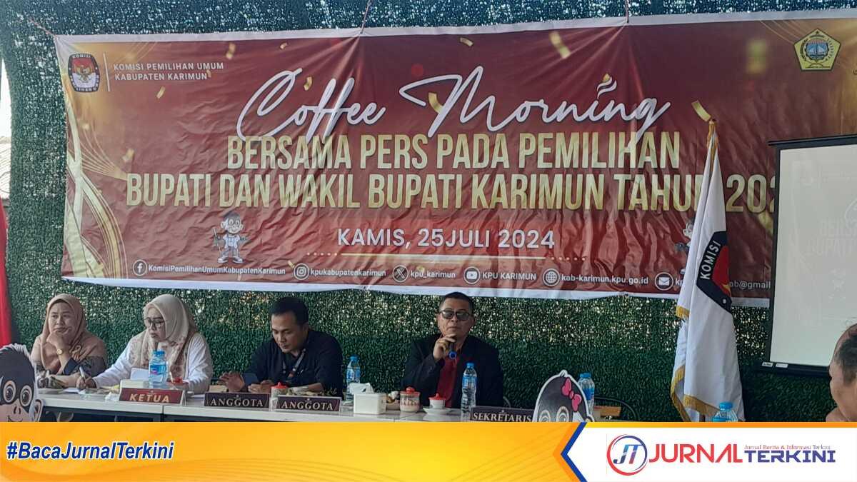Coffee morning kpu Karimun dan pers (1) Ketua KPU Karimun Mardanus (kanan) bersama 3 anggotanya, Mohammad Fadli dan Suhermita serta Sekretaris Netty Kurniawati K dalam acara coffee morning dengan wartawan di Baran, Kecamatan Meral, Kamis (25/7/2024) (jurnalterkini.id/jansen)