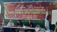 Coffee morning kpu Karimun dan pers (1) Ketua KPU Karimun Mardanus (kanan) bersama 3 anggotanya, Mohammad Fadli dan Suhermita serta Sekretaris Netty Kurniawati K dalam acara coffee morning dengan wartawan di Baran, Kecamatan Meral, Kamis (25/7/2024) (jurnalterkini.id/jansen)