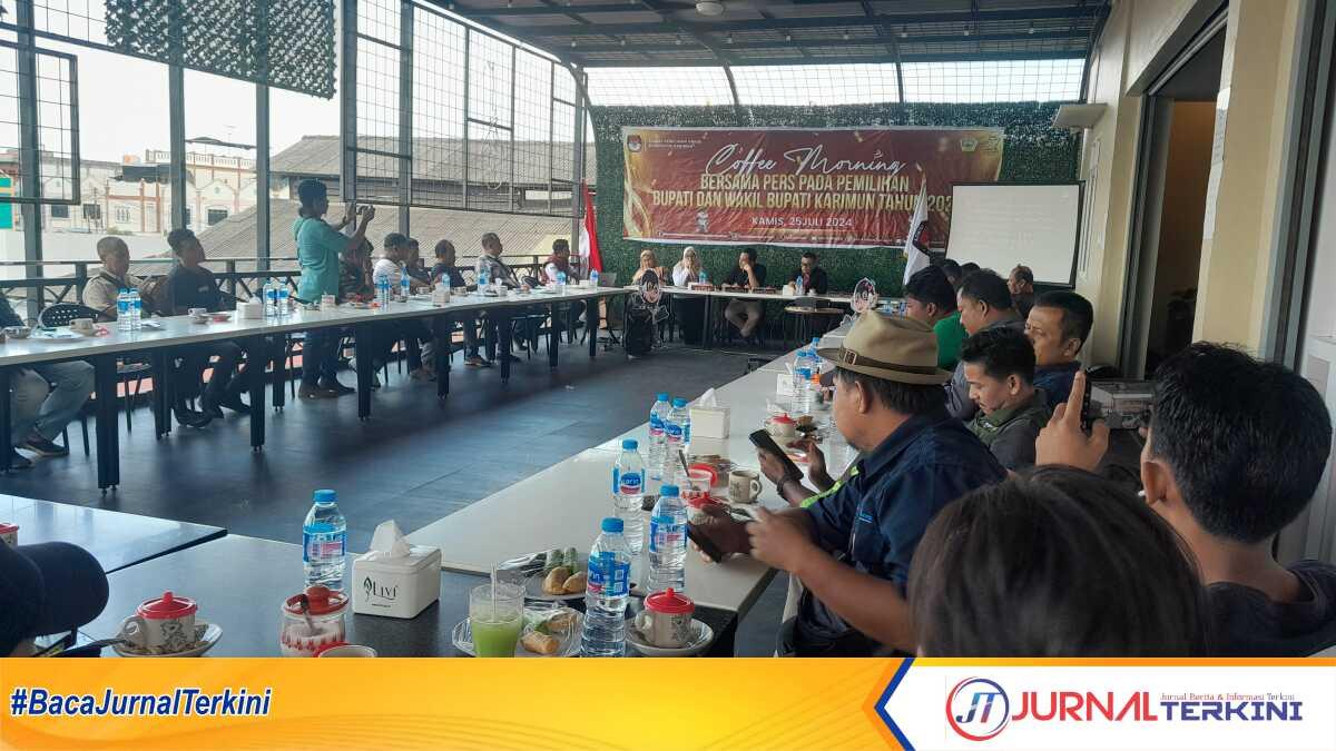 Coffee morning kpu Karimun dan pers Coffee morning KPU Karimun bersama puluhan wartawan di Baran, Kecamatan Meral, Kamis (25/7/2024). (jurnalterkini.id/jansen)