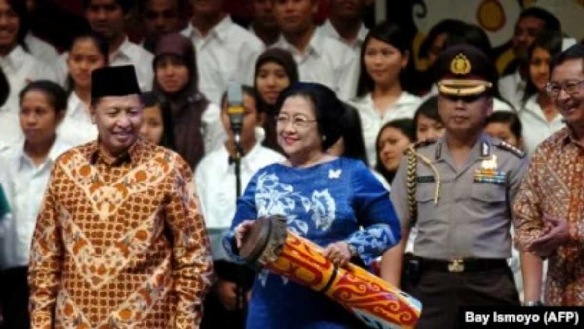 Wakil Presiden Hamzah Haz (kiri) mendampingi Presiden Megawati Sukarnoputri dalam perayaan Kemerdekaan ke-59 Republik Indonesia, di Jakarta, 18 Agustus 2004. Hamzah Haz wafat pada Rabu, 24 Juli 2024 dalam usia 84 tahun. (Foto: Bay Ismoyo/AFP)