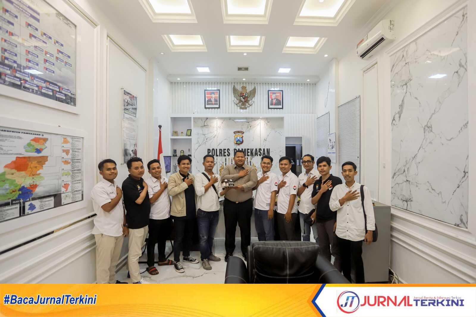 IMG-20240701-WA0338 Kapolres Pamekasan AKBP Jazuli Dani Irawan (tengah) saat menerima kunjungan Jurnalis Center Pamekasan di ruangannya dalam perayaan HUT Bhayangkara ke 78. jurnalterkini.id/fiki