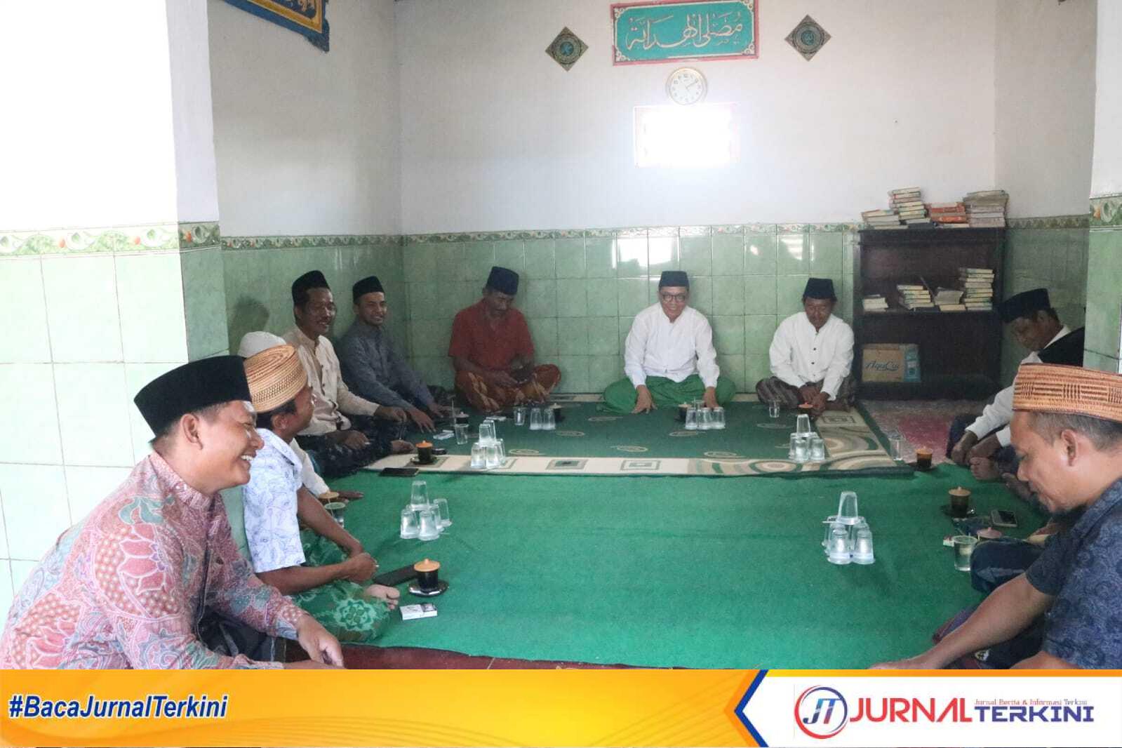 Cabup Achmad Baidowi berbaur dengan para guru ngaji dan Madin di Pamekasan. jurnalterkini.id/fiki
