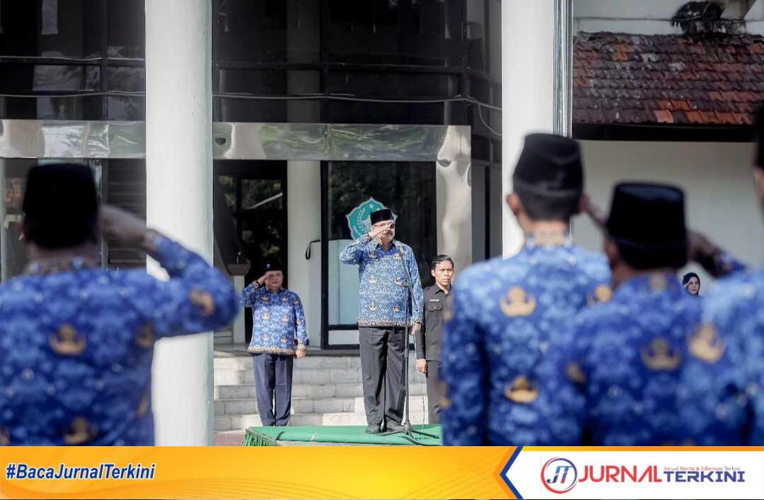 Pj. Sekda Pamekasan Achmad Faisol bertugas sebagai inspektur upacara pada Hari Kebangkitan Nasional di Halaman kantor Bupati Pamekasan. (Dok. Istimewa)