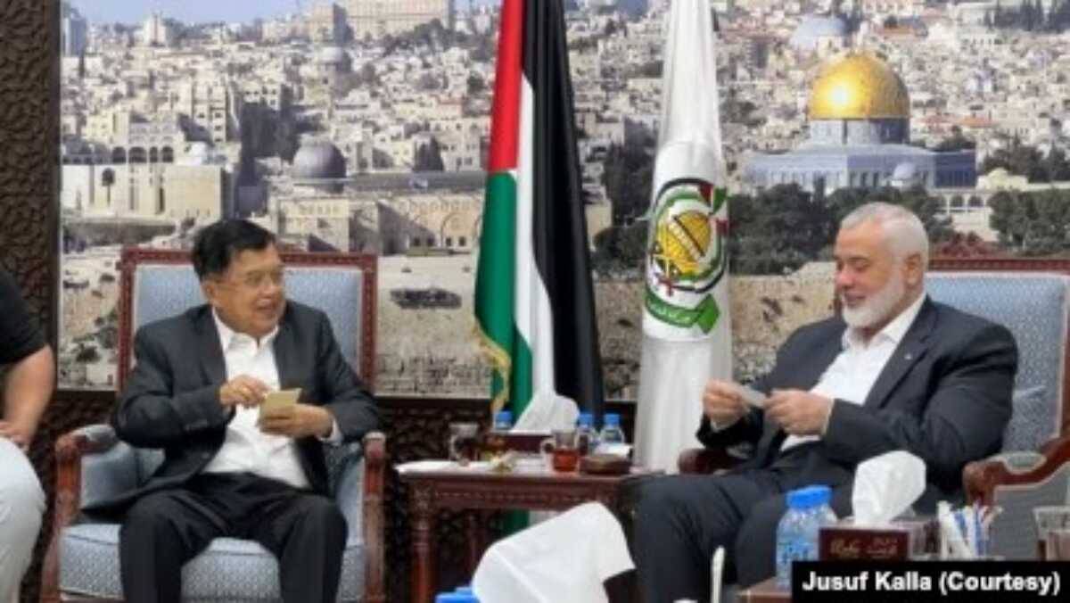 Jusuf Kalla dan pemimpin Hamas Ismail haniyeh Mantan Wakil Presiden Indonesia Jusuf Kalla bertemu dengan Ismail Haniyeh, pemimpin politik Hamas dalam pertemuan di Doha, Jumat (12/7). (Foto: Courtesy/Jusuf Kalla)