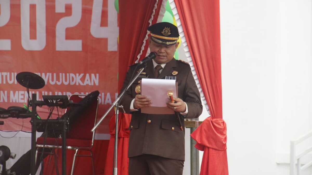 Kepala Kejaksaan Negeri (Kajari) Karimun Priyambudi membacakan amanat Jaksa Agung dalam upacara Hari Bhakti Adhyaksa ke-64 di Kantor Kejari Karimun, Senin (22/7/2024). (JurnalTerkini.id/edy kencana)