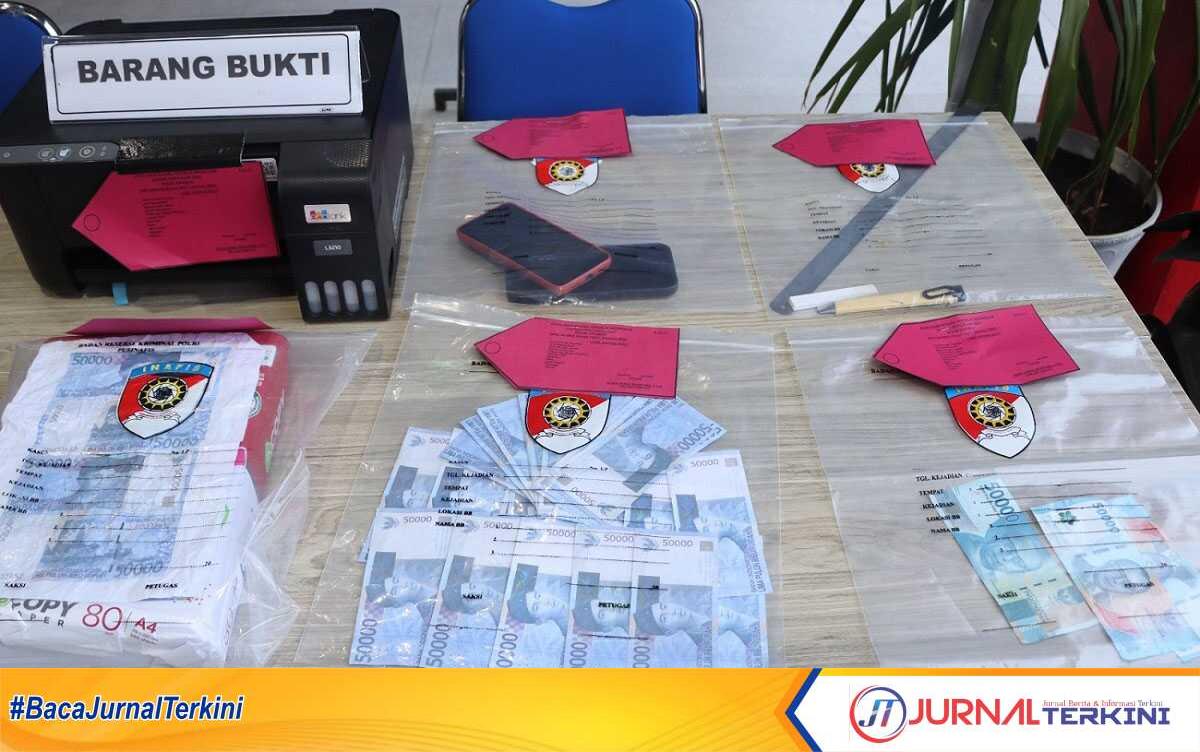 Barang bukti berupa printer epson dan beberapa peralatan lainnya yang digunakan tersangka untuk mencetak uang palsu, serta barang bukti uang palsu yang diamankan Satreskrim Polres Karimun. (jurnalterkini.id/jansen)