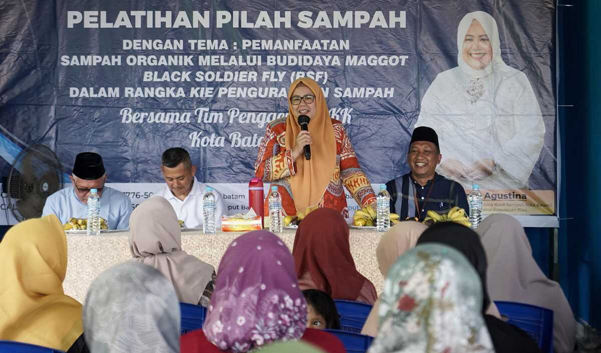 Marlin buka pelatihan pilah sampah Wakil Gubernur Kepri sekaligus Ketua TP PKK Kota Batam Marlin Agustina membuka pelatihan pilah sampah di aula Kelurahan Setokok pada Jumat, (12/7/2024). (foto: TP PKK Batam)