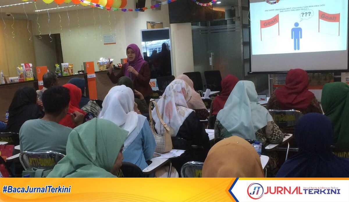 Direktur Eksekutif Al Ahmadi Enterpreuner Center (AEC) Lisya Anggraini jadi narasumber dalam pelatihan pengembangan pelaku UMKM yang digagas Rumah BUMN Karimun di Kantor BNI 46 Cabang Tanjung Balai Karimun, Sabtu (6/7/2024). (jurnalterkini.id/yogi)