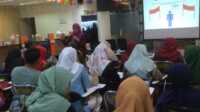 Direktur Eksekutif Al Ahmadi Enterpreuner Center (AEC) Lisya Anggraini jadi narasumber dalam pelatihan pengembangan pelaku UMKM yang digagas Rumah BUMN Karimun di Kantor BNI 46 Cabang Tanjung Balai Karimun, Sabtu (6/7/2024). (jurnalterkini.id/yogi)
