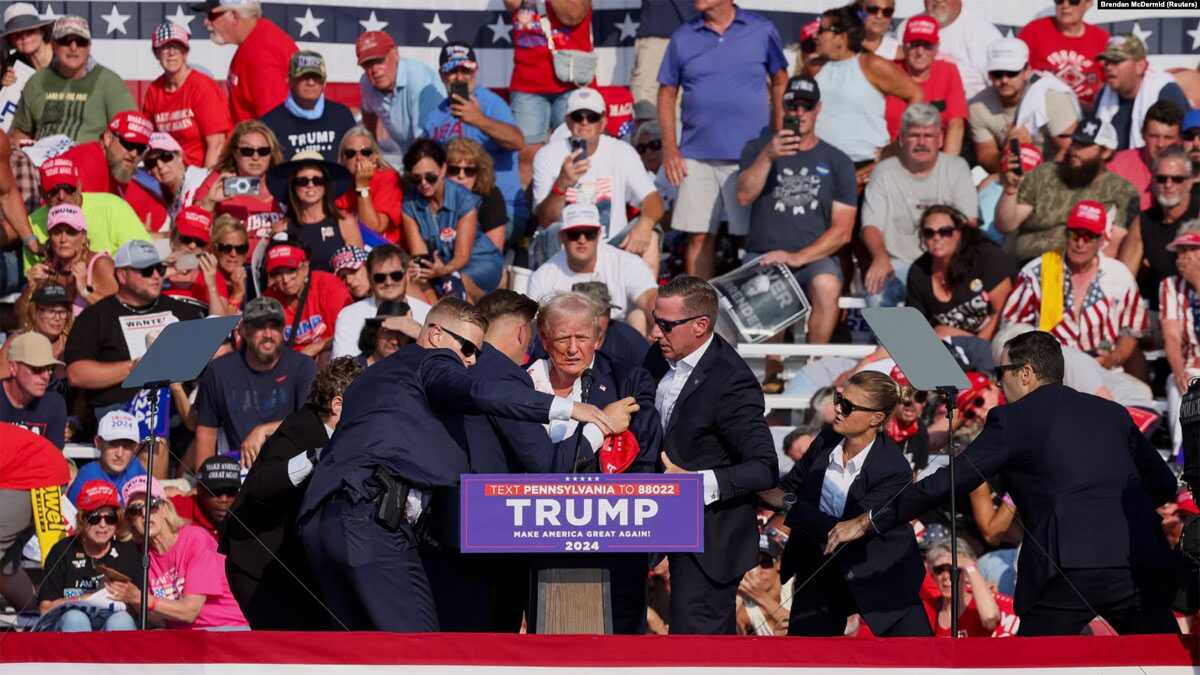 Penembakan donald trump Mantan Presiden AS Donald Trump masuk ke dalam kendaraan dengan bantuan Secret Service AS setelah ditembak di telinga kanannya saat kampanye di di Butler, Pennsylvania, AS, 13 Juli 2024. (Foto: REUTERS/Brendan McDermid)