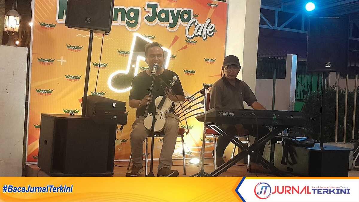 alkawi di karimun Artis Minang, Alkawi cek sound di Minang Jaya Cafe pada Sabtu (20/7/2024) sebelum manggung di acara "Bagurau Samalam Suntuak" di Gedung PKSB Karimun, Minggu (21/7/2024). (jurnalterkini.id/rusdi)