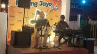 Artis Minang, Alkawi cek sound di Minang Jaya Cafe pada Sabtu (20/7/2024) sebelum manggung di acara "Bagurau Samalam Suntuak" di Gedung PKSB Karimun, Minggu (21/7/2024). (jurnalterkini.id/rusdi)