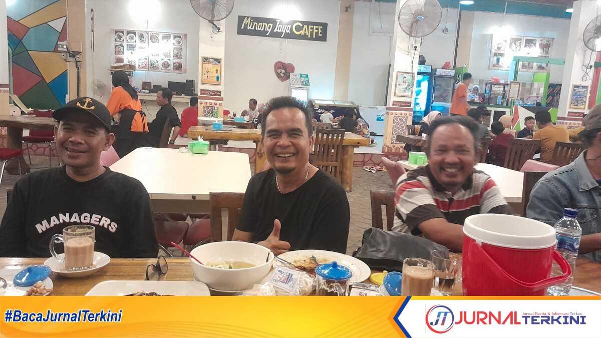 Artis Minang, Alkawi (tengah), Ketua Himpunan Kerukunan Keluarga Solok Sekitar (HKKS) Karimun, Syamsurizal Rajo Mudo (kiri). (jurnalterkini.id/rusdi)