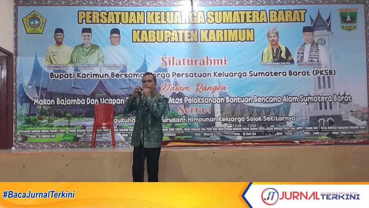 Alkawi melanjutkan lagu-lagi Minang sambil memainkan alat musik bansi (jurnalterkini.id/rusdi)
