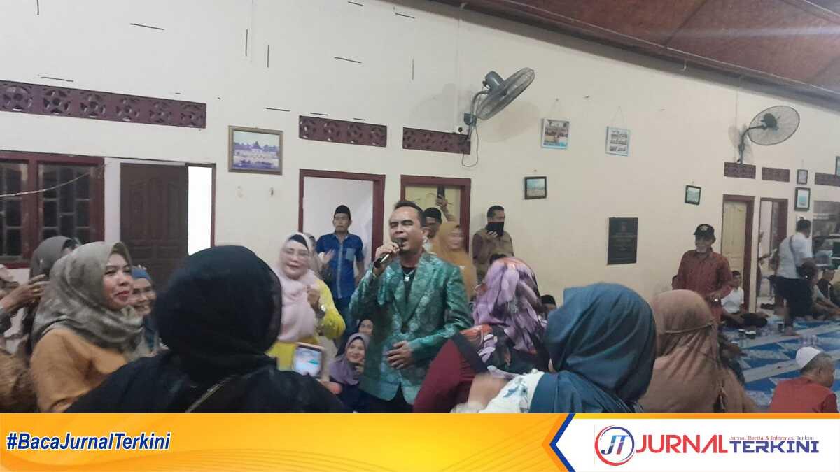 Artis Minang, Alkawi berjoget bersama ibu-ibu Bundo Kanduang saat tampil dalam acara "Bagurau Samalam Suntuak" yang digelar Himpunan Keluarga Solok Sekitar (HKSS) Karimun di Gedung PKSB, Tanjung Balai Karimun, Minggu (21/7/2024) malam. (jurnalterkini.id/rusdi)