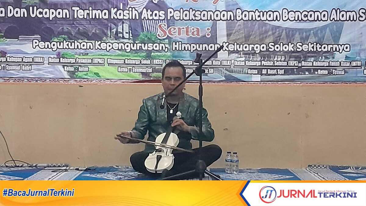 alkawi hibur warga minang di karimun1 Alkawi memainkan alat musik rabab (jurnalterkini.id/rusdi)