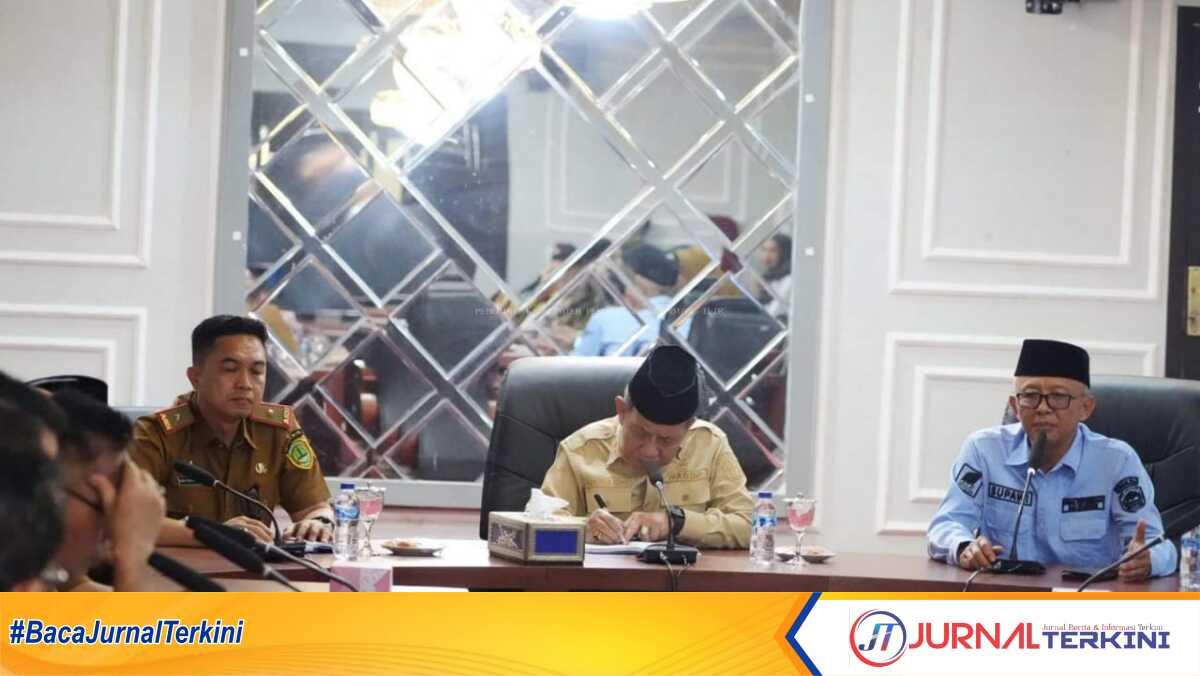 aplikasi srikandi dan tte pali Wakil Bupati PALI Soemarjono menggelar rapat bimbingan mengenai aplikasi Srikandi dan Tanda Tangan Elektronik (TTE) di kantornya, (21/5/2024). (JurnalTerkini.id/alam budi kesuma)