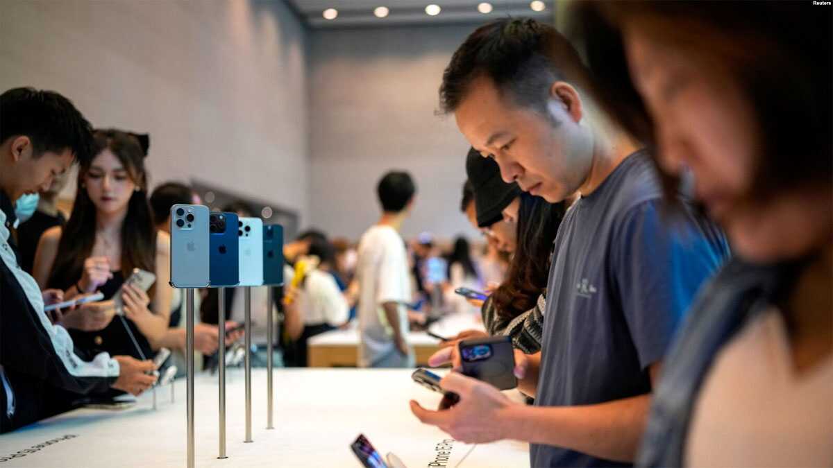 apple di shanghai Warga memadati toko Apple di Shanghai, Tiongkok (foto: Reuters). iPhone 16 yang akan diluncurkan bulan September, model pertama yang dilengkapi opsi AI di semua fiturnya.